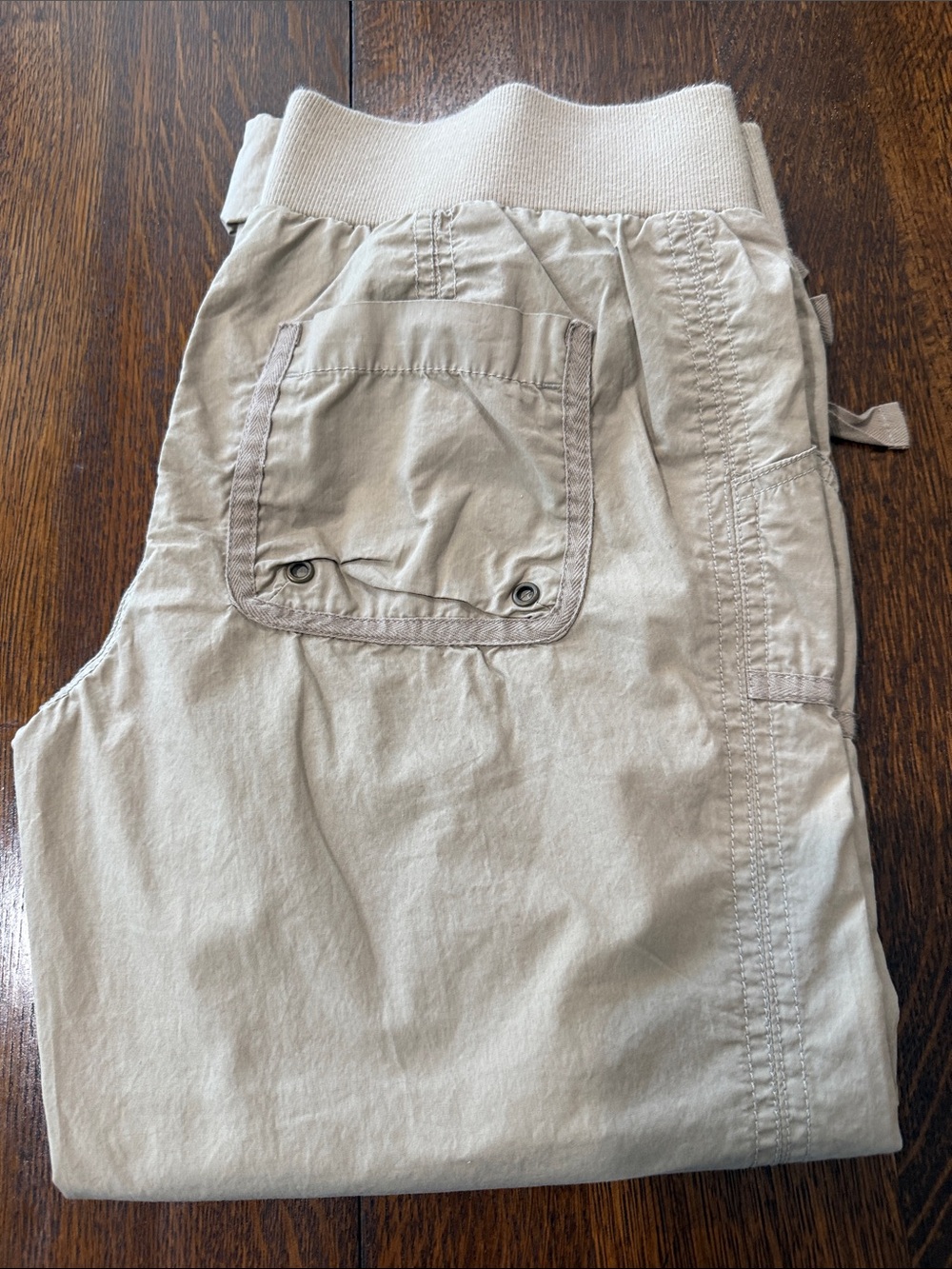 New York & Company Women’s Cargo Pants in Khaki. Size 8